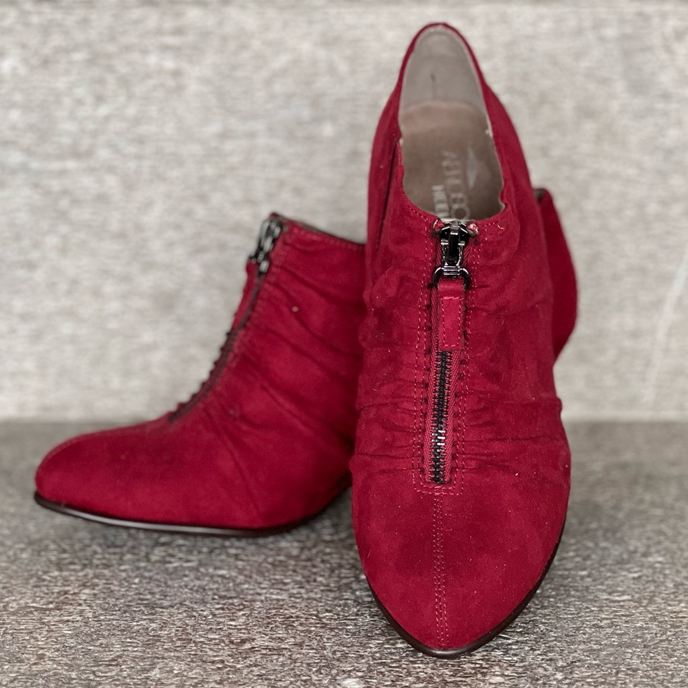 NWOT. AEROSOLES Jalepeno shooties with front rucheting & zipper.